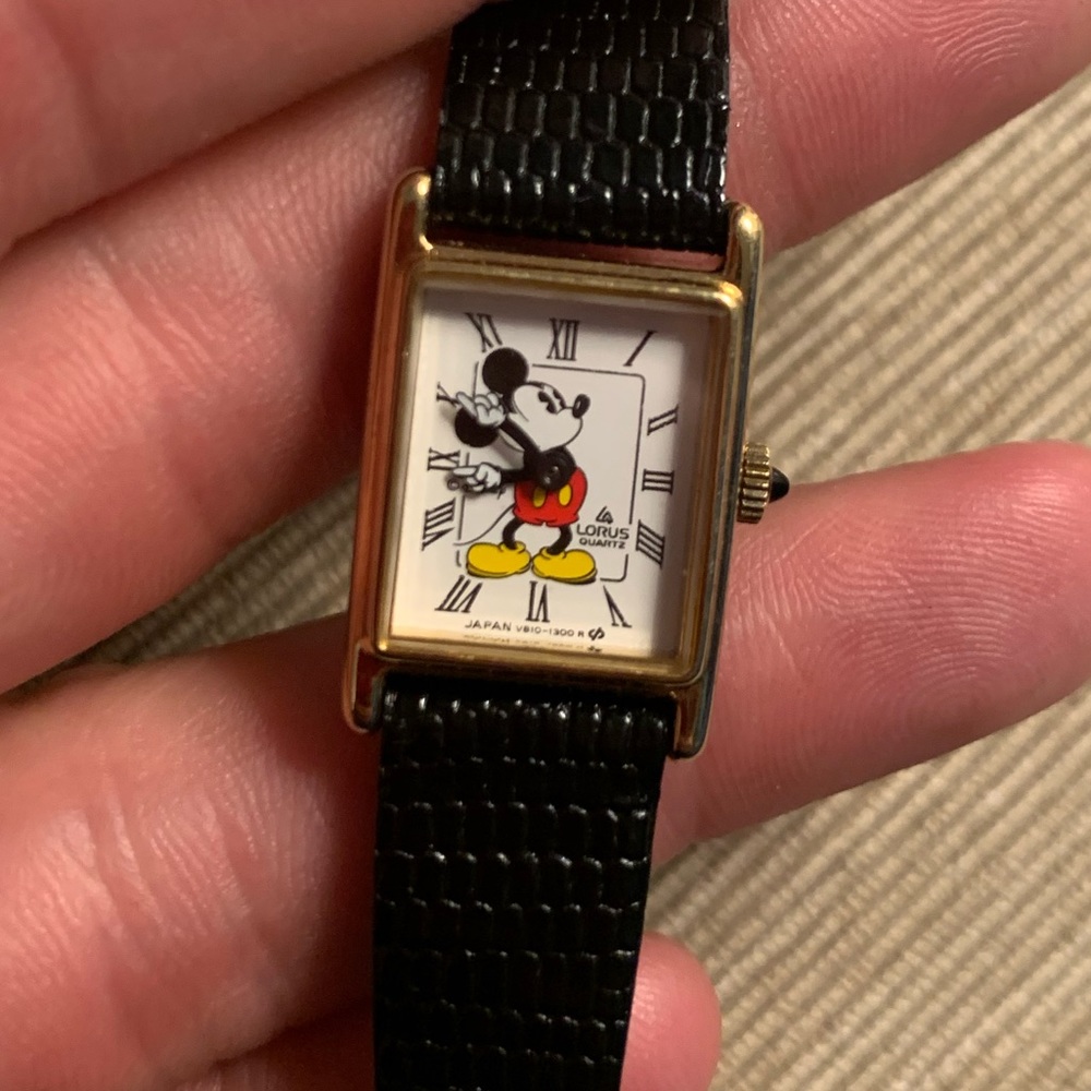 VINTAGE DISNEY MICKEY MOUSE WATCH